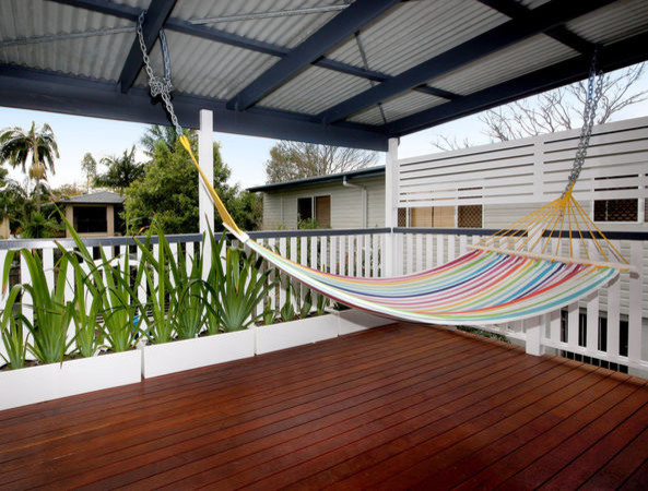 Design ideas for a small traditional side yard deck in Brisbane with a roof extension.