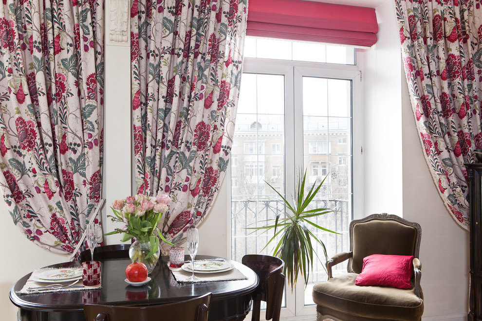 Яркие шторы для сдержанной гостиной