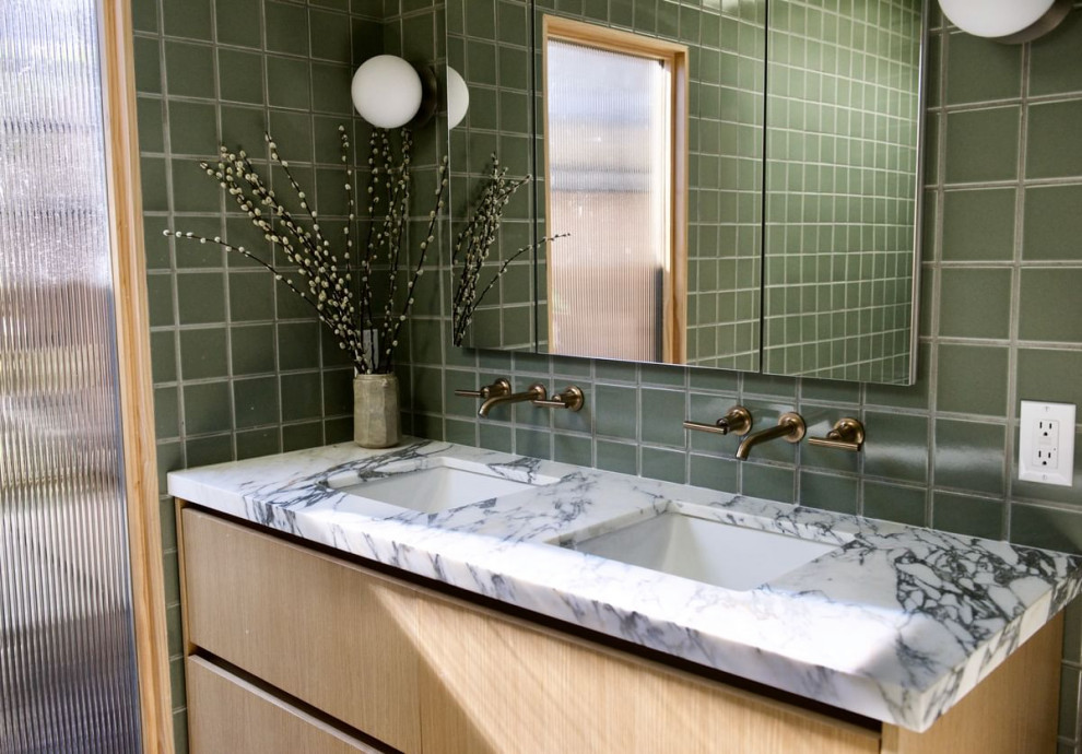 Idéer för ett stort retro vit en-suite badrum, med skåp i ljust trä, ett hörnbadkar, en toalettstol med hel cisternkåpa, grön kakel, keramikplattor, gröna väggar, klinkergolv i keramik, ett nedsänkt handfat, marmorbänkskiva och grönt golv