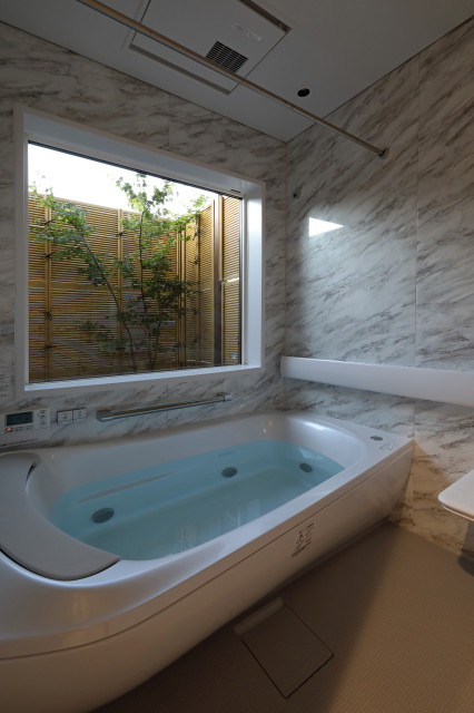 時間の流れとルーツを豊かに感じる郊外に佇む平屋の家 minimalistisch-badezimmer