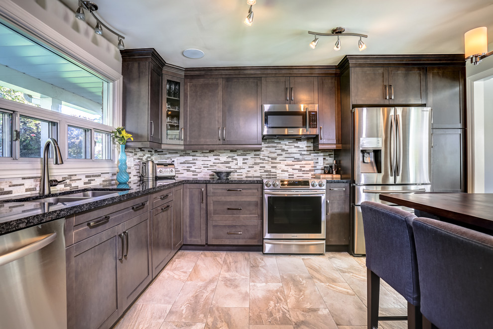 Kitchen - transitional kitchen idea in Toronto