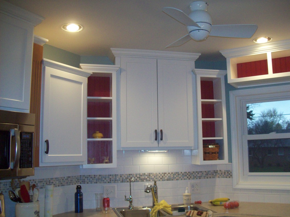 Kitchen - transitional kitchen idea in Columbus