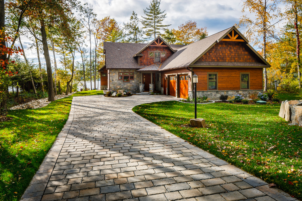 Design ideas for a large rustic front yard driveway.
