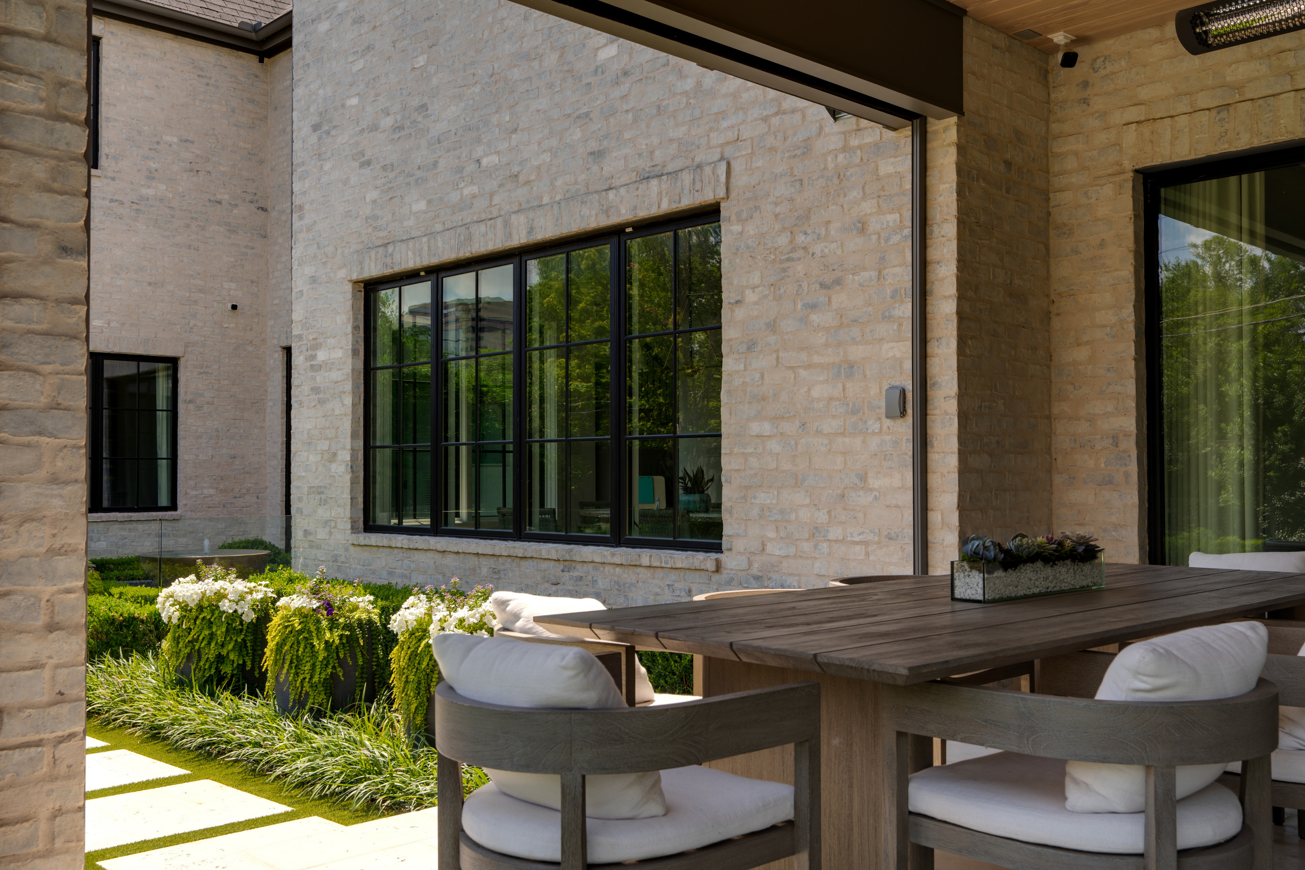 BLUFFVIEW MODERN OASIS