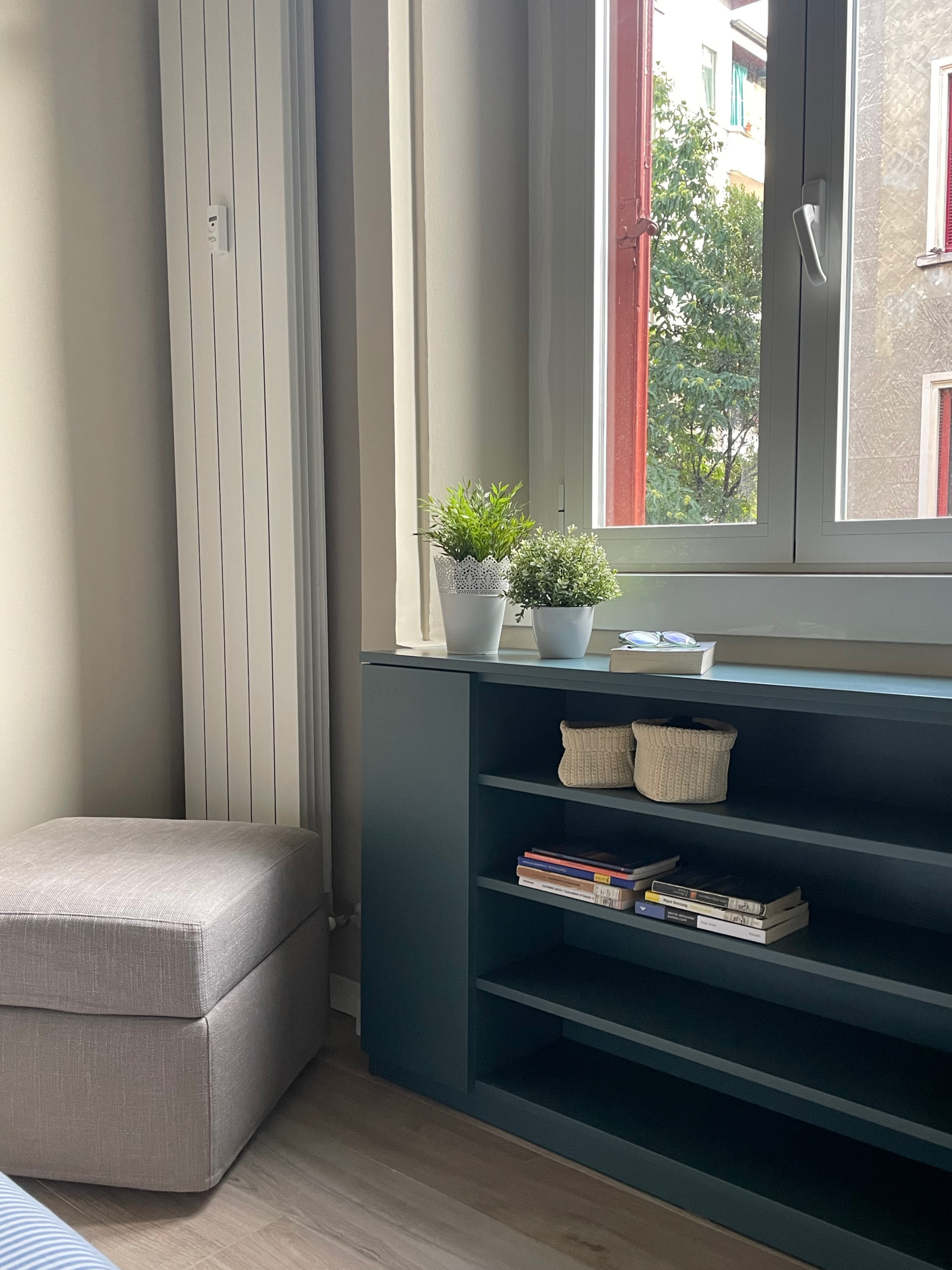 Mobile contenitivo sotto finestra su misura