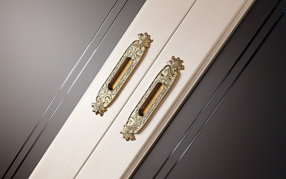 Alvero doors in details