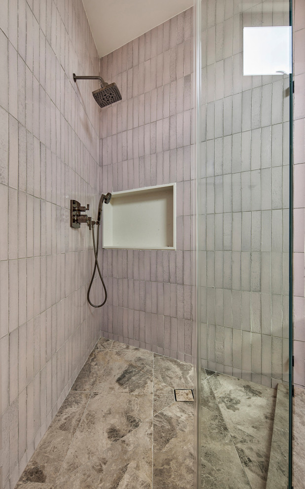 На фото: ванная комната среднего размера в стиле модернизм с фасадами островного типа, бежевыми фасадами, унитазом-моноблоком, розовой плиткой, керамической плиткой, розовыми стенами, мраморным полом, врезной раковиной, столешницей из искусственного кварца, душем с распашными дверями, белой столешницей, нишей, тумбой под одну раковину, подвесной тумбой, кирпичными стенами, угловым душем, душевой кабиной и коричневым полом