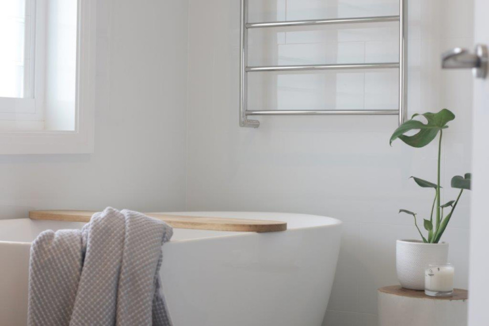 На фото: главная ванная комната среднего размера в современном стиле с фасадами в стиле шейкер, серыми фасадами, отдельно стоящей ванной, открытым душем, унитазом-моноблоком, белой плиткой, керамогранитной плиткой, белыми стенами, полом из цементной плитки, столешницей из искусственного кварца, серым полом, открытым душем, белой столешницей, тумбой под две раковины и подвесной тумбой