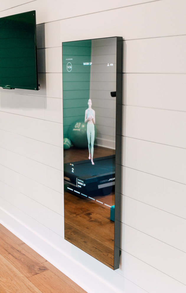 Multifunktionaler, Mittelgroßer Eklektischer Fitnessraum mit weißer Wandfarbe, braunem Holzboden, braunem Boden und gewölbter Decke in Seattle