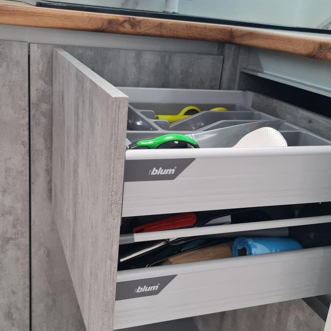 Серая угловая кухня в стиле лофт с матовыми фасадами