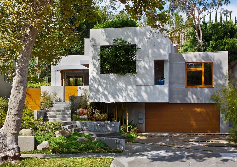 Photo of a contemporary two-storey stucco exterior in Los Angeles with a flat roof.