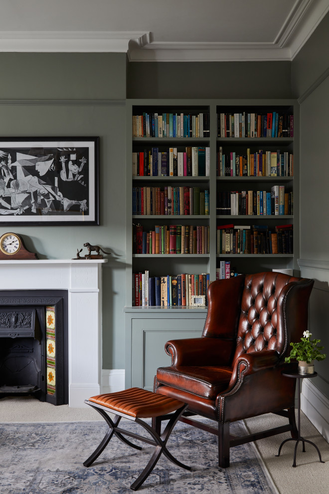 ロンドンにあるおしゃれな書斎 (緑の壁、カーペット敷き、標準型暖炉、木材の暖炉まわり、自立型机、ベージュの床) の写真