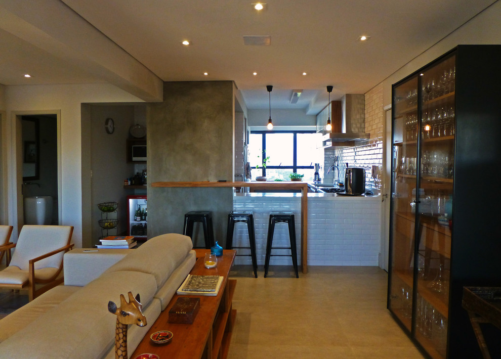 Стильный дизайн: двухуровневая гостиная комната среднего размера в современном стиле с домашним баром, серыми стенами, полом из керамогранита и серым полом - последний тренд