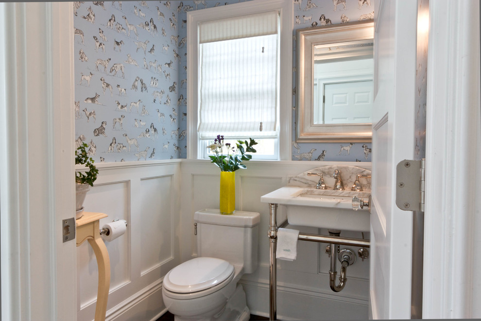 На фото: туалет в стиле неоклассика (современная классика) с синими стенами и врезной раковиной