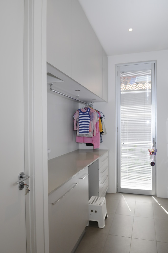 This is an example of a contemporary laundry room in Melbourne.