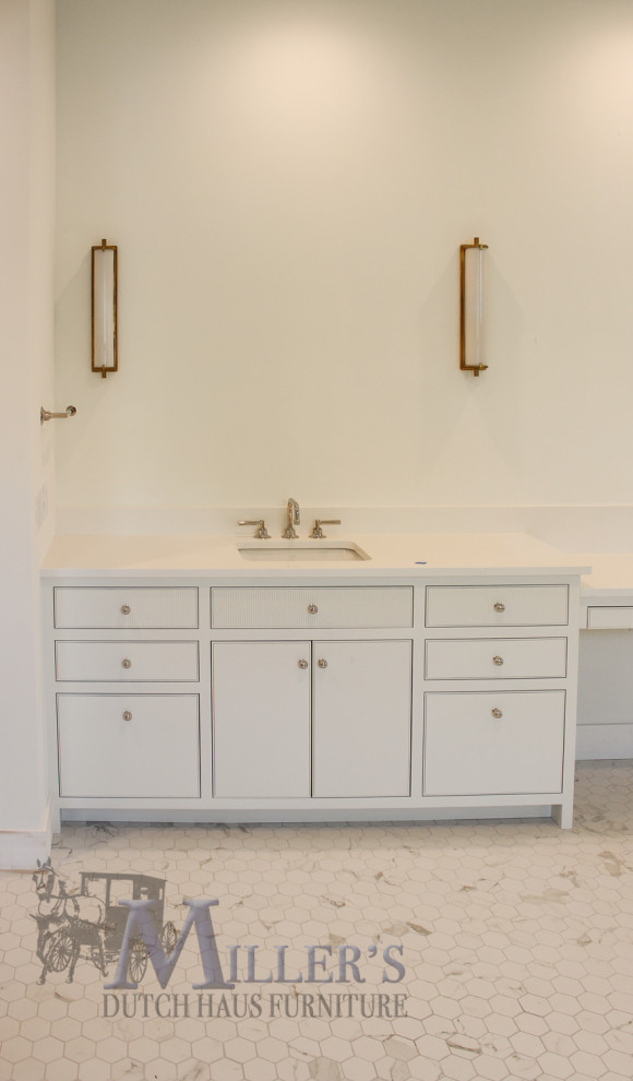 Exempel på ett stort klassiskt vit vitt badrum med dusch, med luckor med profilerade fronter, vita skåp och vitt golv
