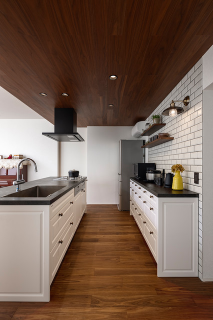 西海岸のようなヴィンテージインテリアに映える白い框扉のキッチン industrial-kitchen
