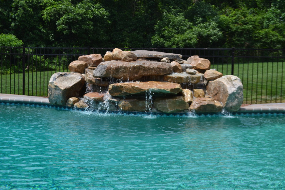 Transitional pool photo in Philadelphia