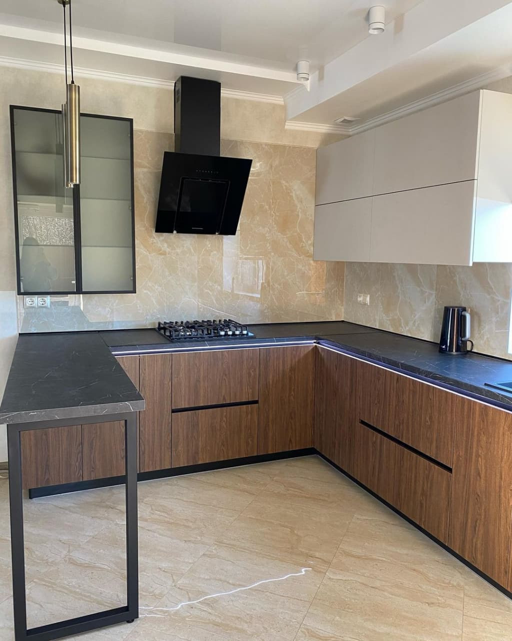 Большая темная кухня с барной стойкой в частный дом