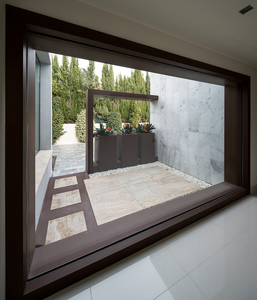 Design ideas for a contemporary patio in Seville.