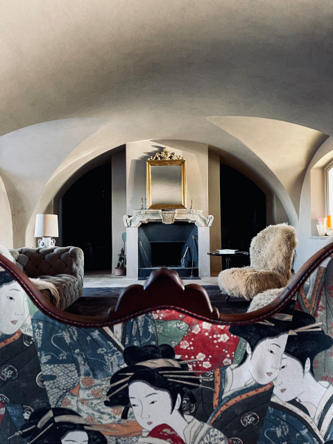 Relais-art contemporary-living-room