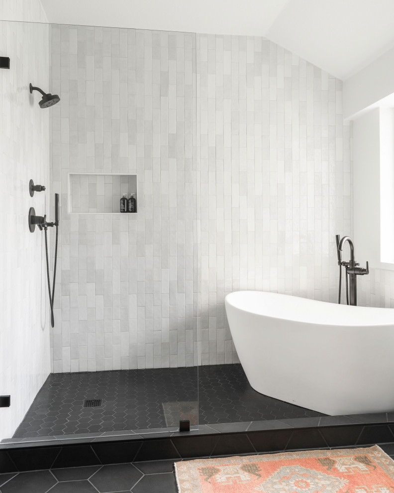 Свежая идея для дизайна: большая главная ванная комната в стиле модернизм с отдельно стоящей ванной, душем, белой плиткой, керамической плиткой, белыми стенами, полом из керамической плитки, черным полом, открытым душем и нишей - отличное фото интерьера