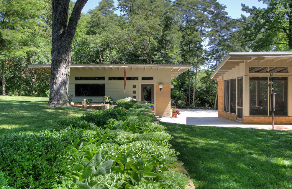 This is an example of a large contemporary detached shed and granny flat in St Louis.