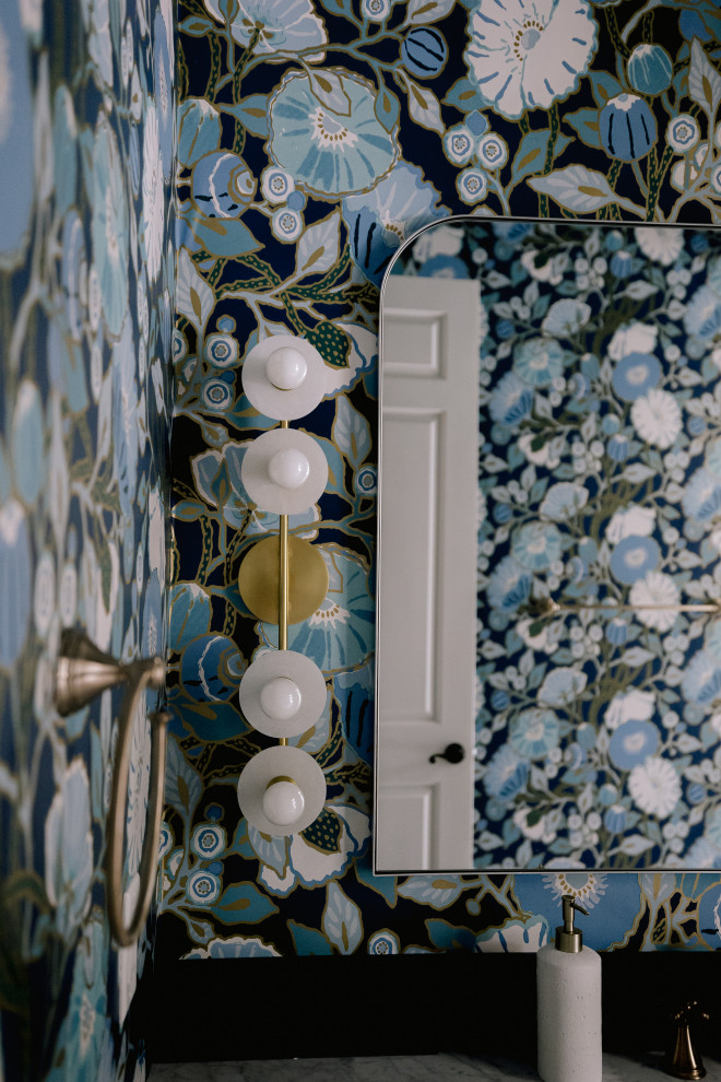 Aménagement d'un WC et toilettes classique de taille moyenne avec un placard à porte affleurante, des portes de placard bleues, WC à poser, un mur bleu, un sol en carrelage de terre cuite, un lavabo posé, un plan de toilette en quartz modifié, un sol gris, un plan de toilette blanc, meuble-lavabo sur pied et du papier peint.