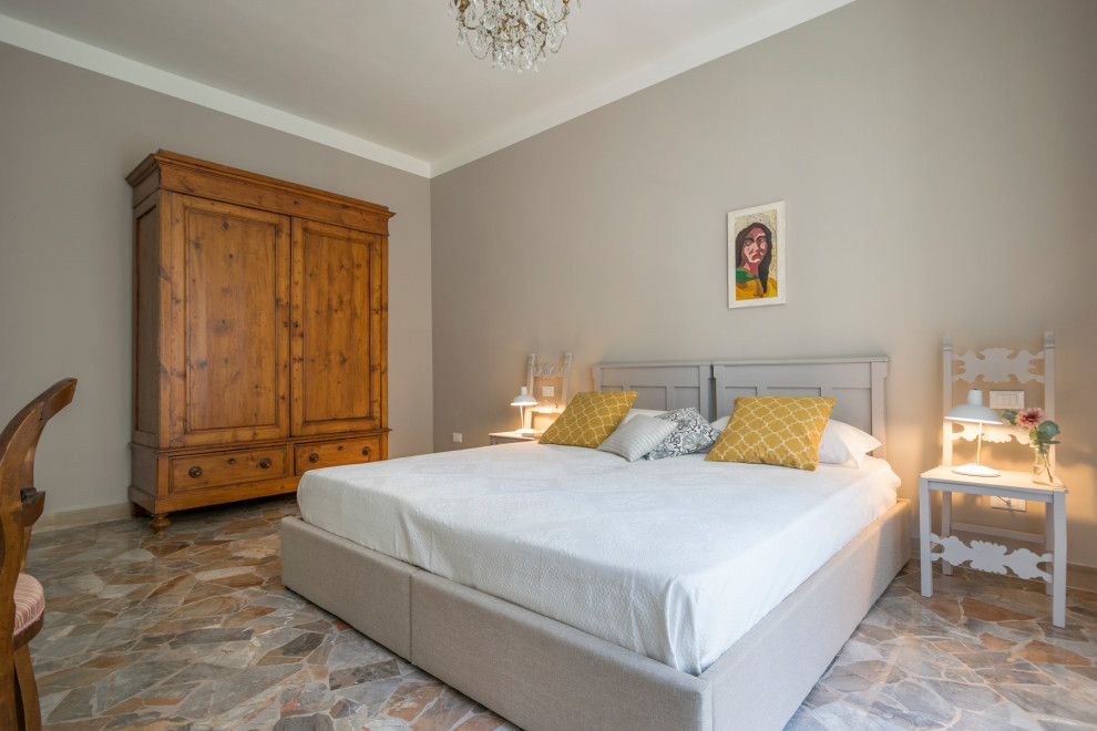 Imagen de dormitorio principal y beige bohemio grande con paredes grises, suelo de mármol y suelo multicolor