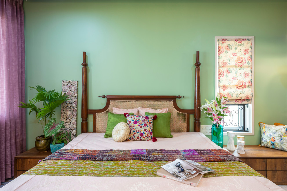 Imagen de dormitorio tropical con paredes verdes