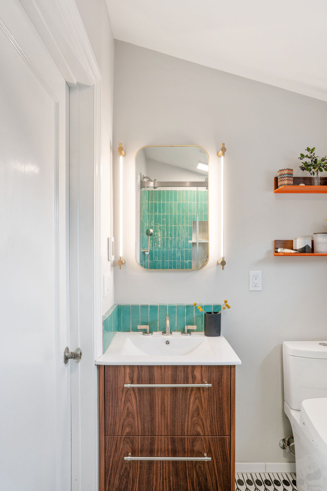 Пример оригинального дизайна: маленькая главная ванная комната в стиле фьюжн с плоскими фасадами, коричневыми фасадами, душем в нише, биде, зеленой плиткой, терракотовой плиткой, белыми стенами, полом из цементной плитки, монолитной раковиной, разноцветным полом, душем с раздвижными дверями, белой столешницей, тумбой под одну раковину и встроенной тумбой для на участке и в саду