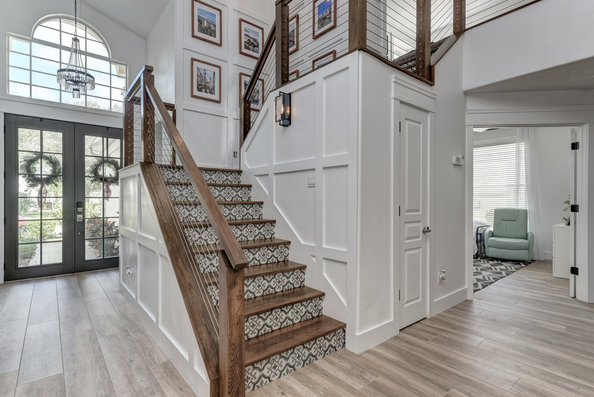 Example of a mid-century modern home design design in Tampa