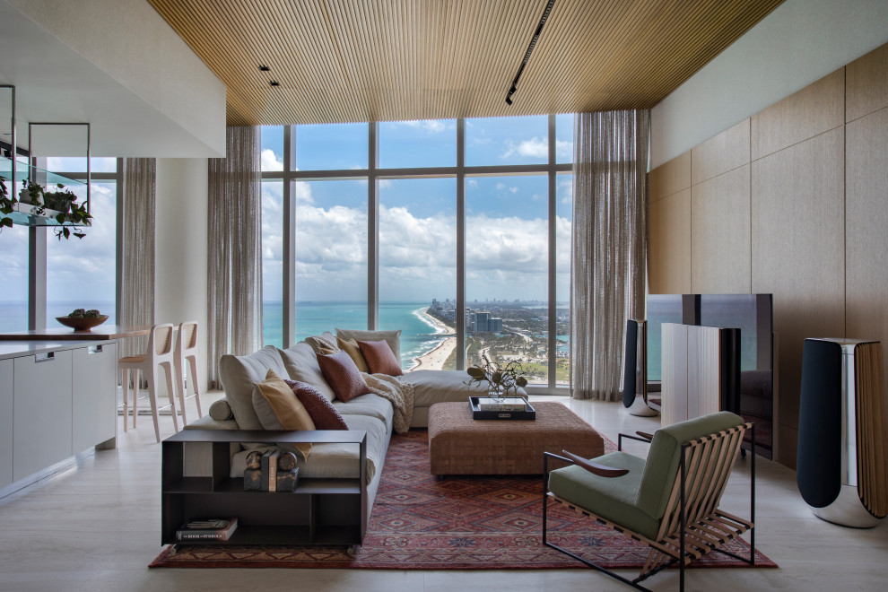 Offenes Modernes Wohnzimmer mit weißer Wandfarbe, hellem Holzboden, freistehendem TV, beigem Boden, Holzdecke und Holzwänden in Miami