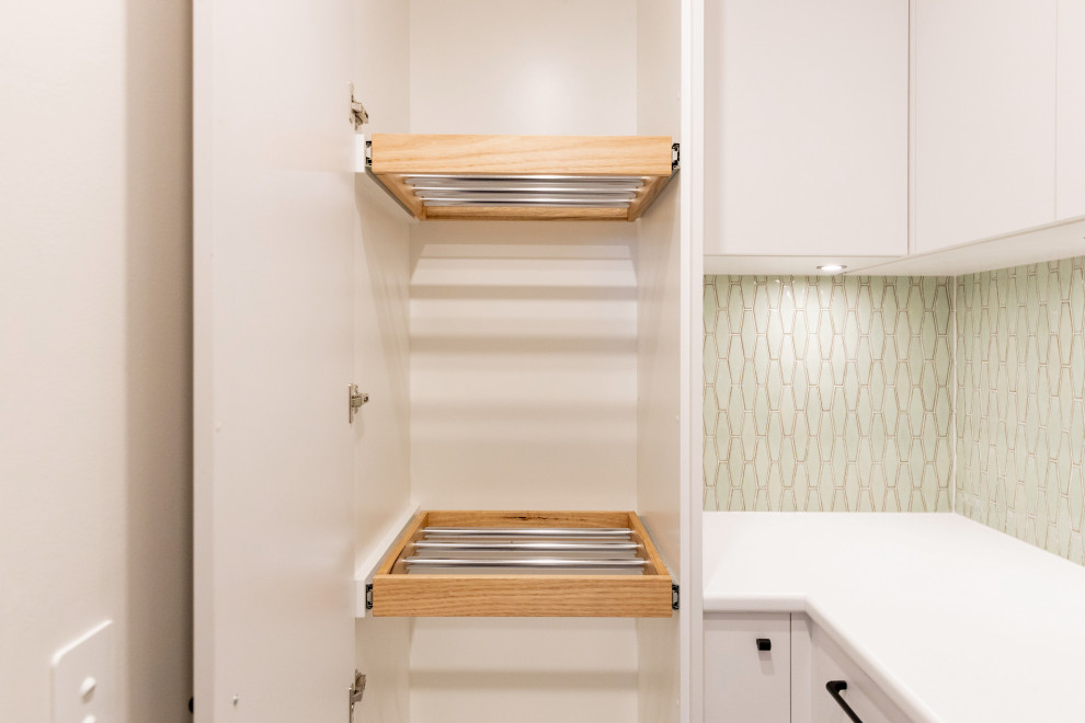 Idee per una piccola sala lavanderia contemporanea con lavello a vasca singola, ante lisce, ante bianche, top in laminato, paraspruzzi verde, paraspruzzi con piastrelle in ceramica, pareti bianche, lavatrice e asciugatrice a colonna, top bianco, pavimento in gres porcellanato e pavimento grigio