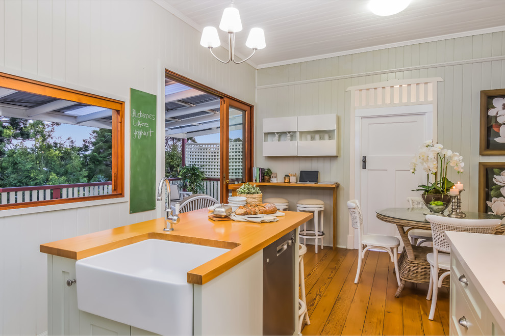 Design ideas for a traditional kitchen in Brisbane.