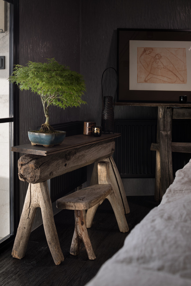 Источник вдохновения для домашнего уюта: спальня среднего размера в стиле фьюжн с серыми стенами