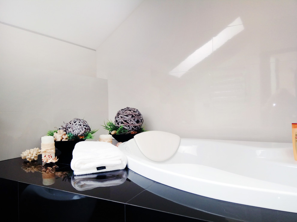 Красная кухня в пригородном поселке