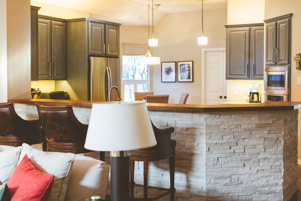 Kitchen - transitional kitchen idea in Austin