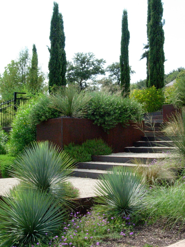 Contemporary garden in Austin with a retaining wall.