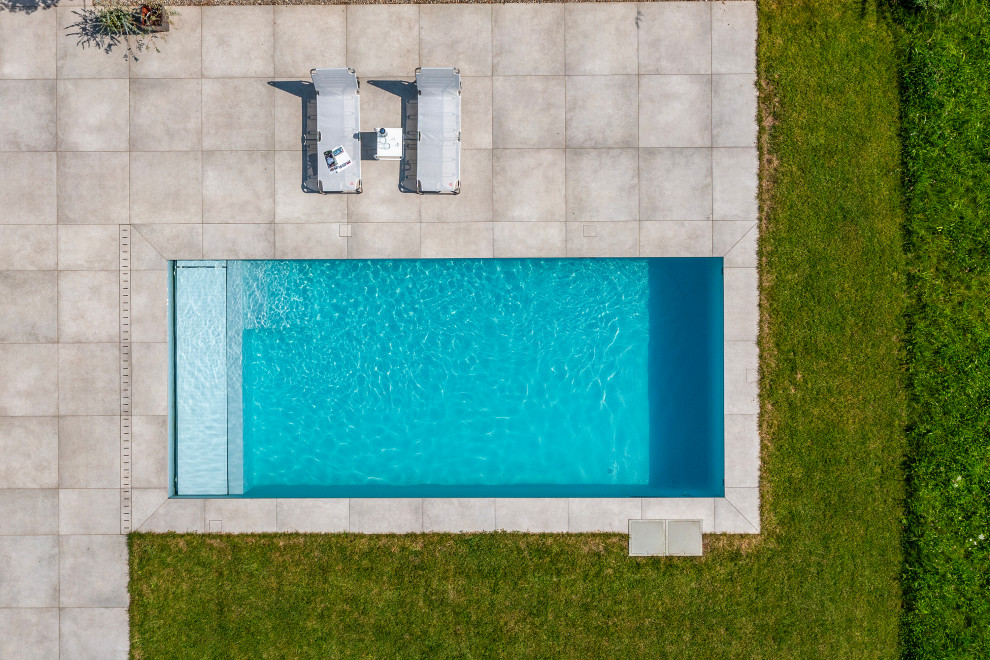 Esempio di una piscina contemporanea