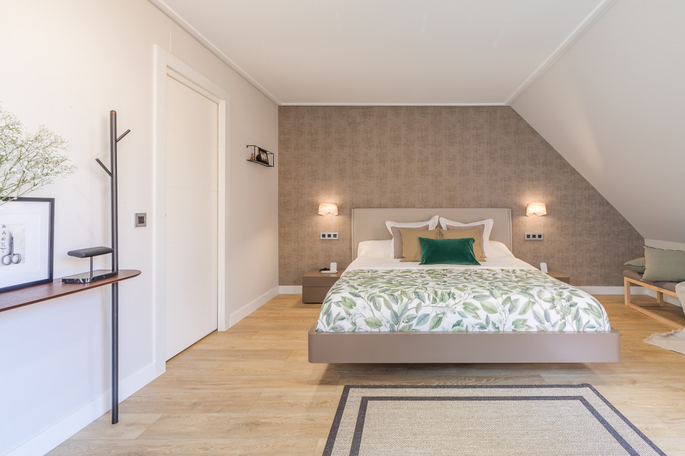Источник вдохновения для домашнего уюта: большая хозяйская спальня в современном стиле с коричневыми стенами, светлым паркетным полом, коричневым полом и обоями на стенах