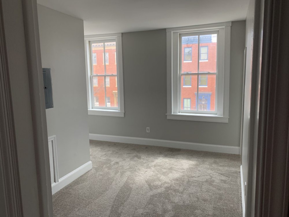 Cette image montre une chambre minimaliste avec un mur gris.