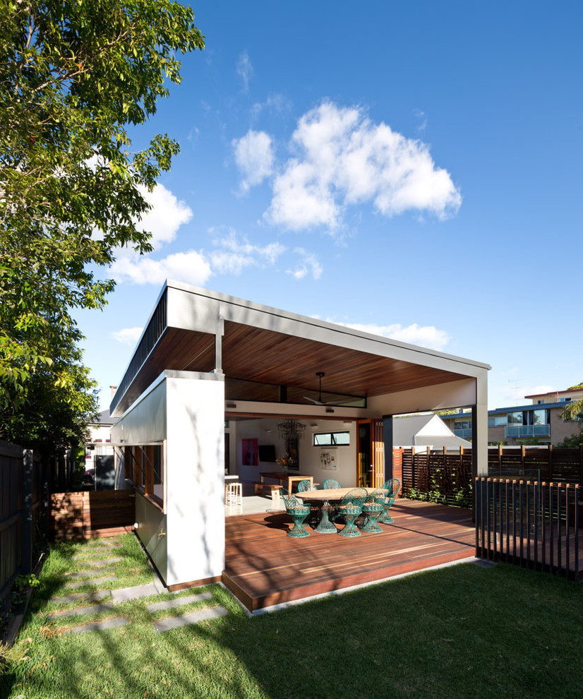 Inspiration for a mid-sized contemporary backyard deck in Brisbane with a roof extension.
