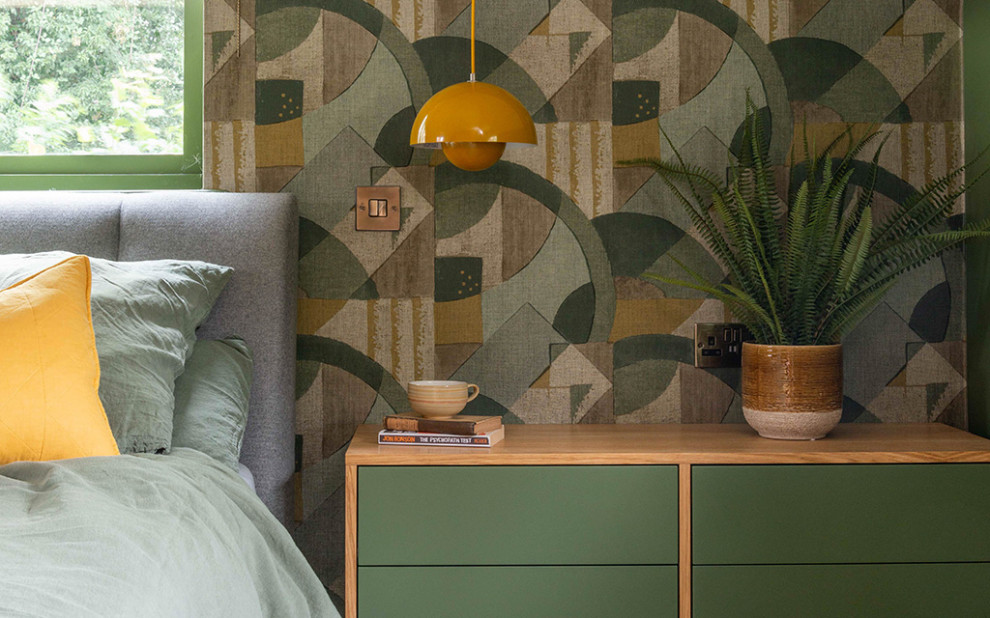 Foto de dormitorio principal y abovedado vintage pequeño con paredes verdes, moqueta, suelo beige y papel pintado