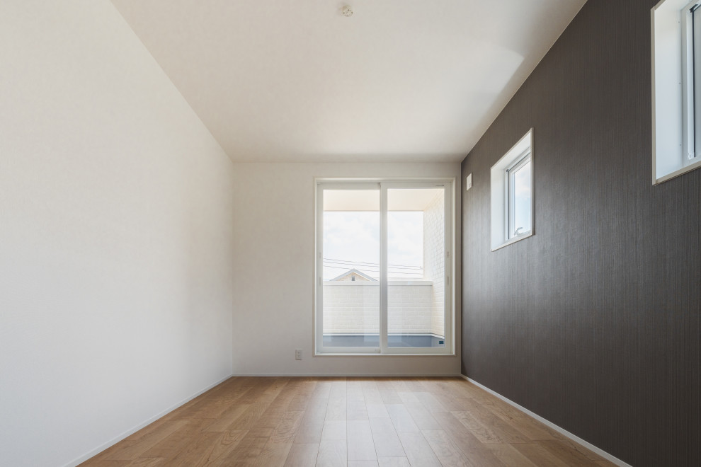 Foto de dormitorio principal y blanco de tamaño medio con paredes marrones, suelo de madera en tonos medios, suelo marrón, papel pintado y papel pintado
