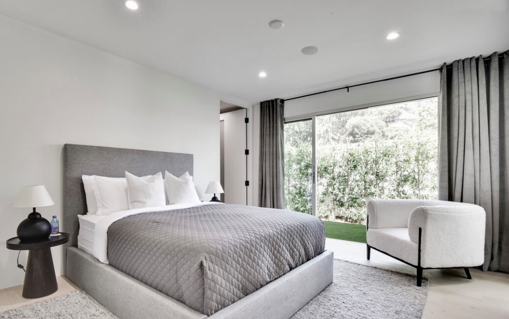 На фото: гостевая, серо-белая спальня среднего размера, (комната для гостей), в светлых тонах в современном стиле с белыми стенами, светлым паркетным полом и бежевым полом без камина с