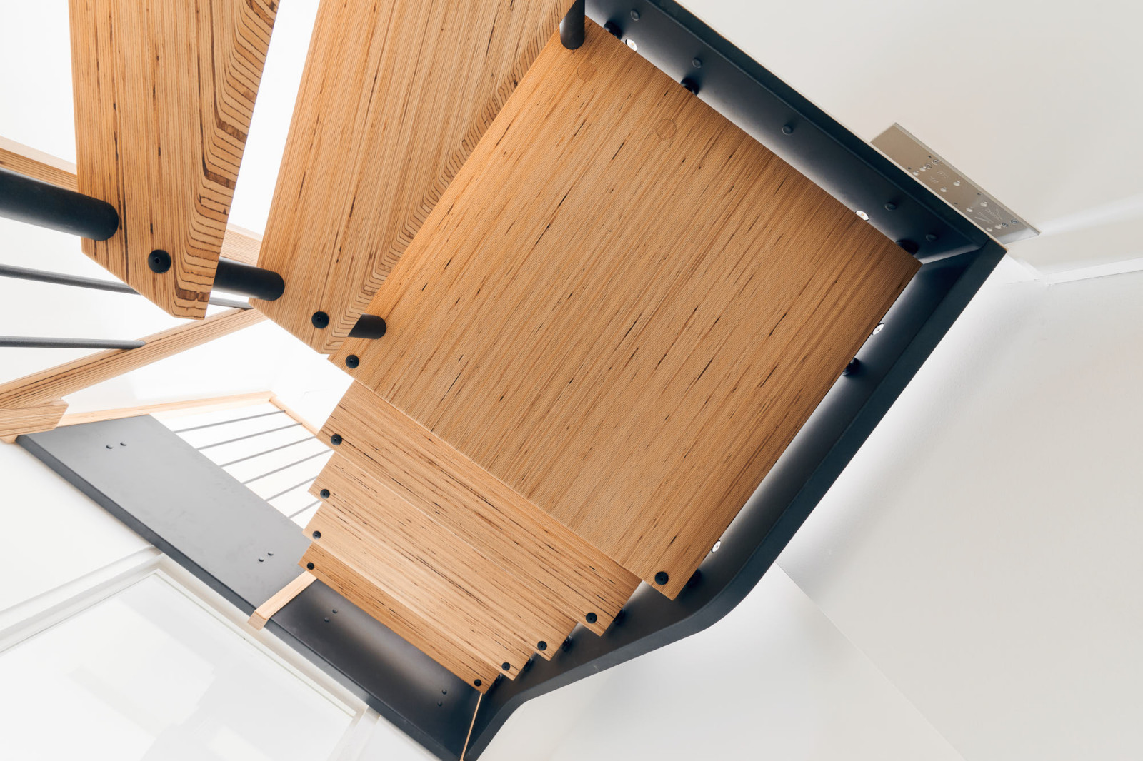 Лестница в квартире (BauBuche и элементы с эффектом необработанной стали)