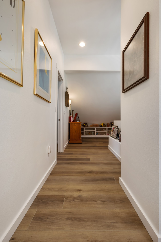 На фото: коридор среднего размера в морском стиле с белыми стенами, полом из винила, коричневым полом и кессонным потолком с