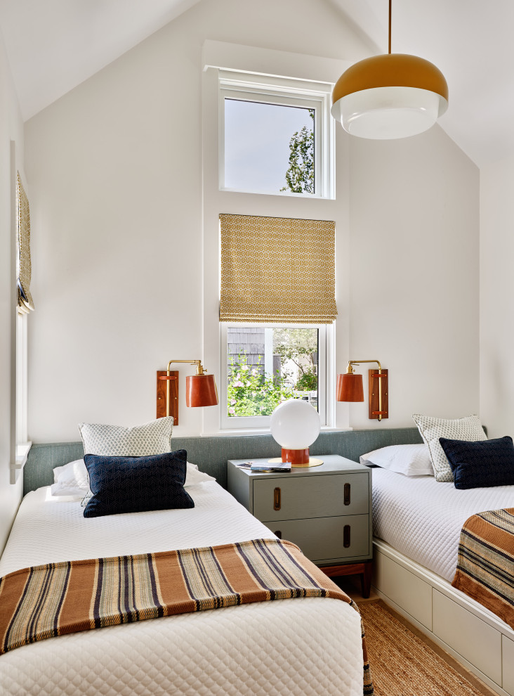 Immagine di una piccola cameretta per bambini stile marino con pareti bianche, parquet chiaro, pavimento beige e soffitto a volta
