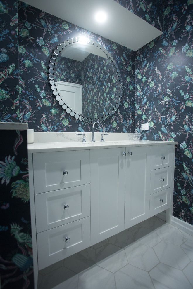 Immagine di un bagno di servizio minimalista di medie dimensioni con ante in stile shaker, ante bianche, lavabo sottopiano, top in quarzo composito, top bianco e mobile bagno incassato